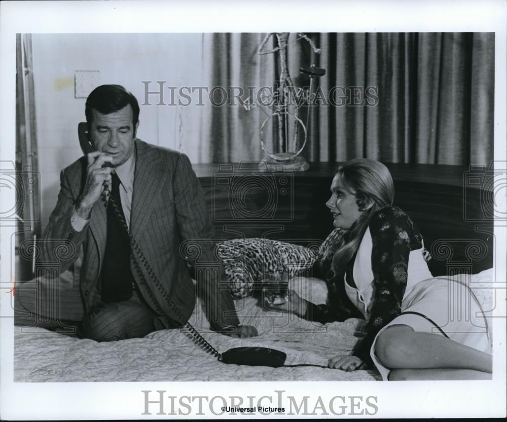 1974 Press Photo Walter Matthau and Felicia Farr star in Charley Varri ...
