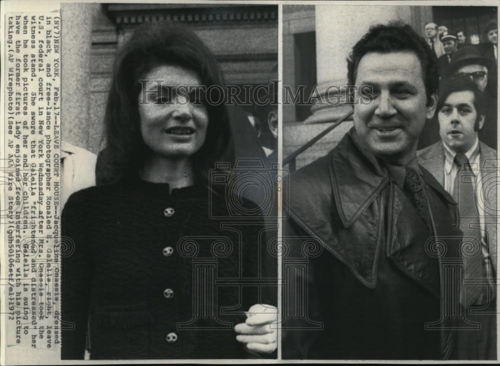 1972 Wire Photo Jacqueline Onassis & photographer Ronald Galella leave Court - Historic Images