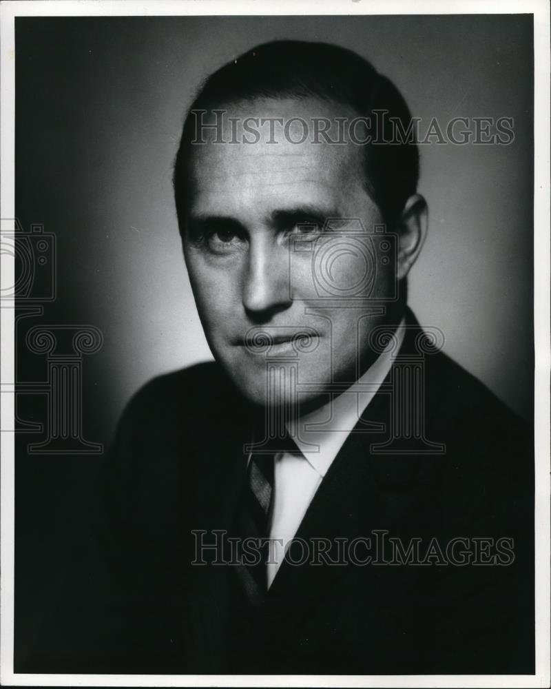 1970 Press Photo William D Lee Administer Business &amp; Defense Administration - Historic Images