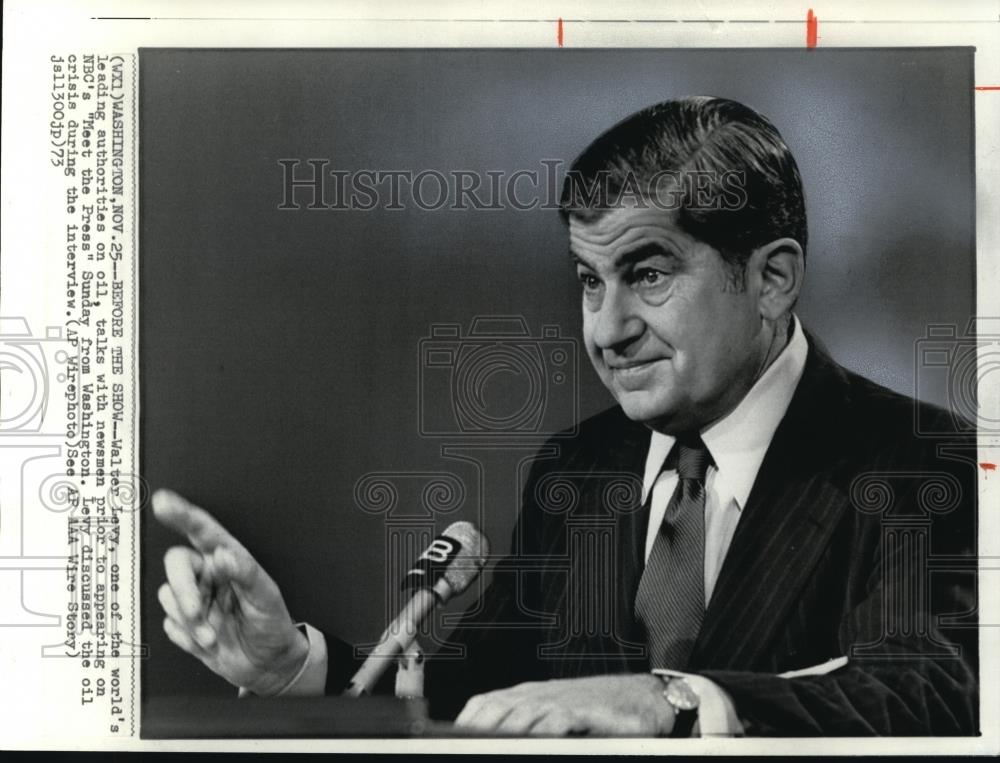 1976 Press Photo Walter Levy, One Of The World's Leading Authorities O 