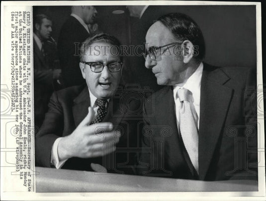 1973 Wire Photo Sec. of State Henry A. Kissinger chats with U.N. Ambassador - Historic Images