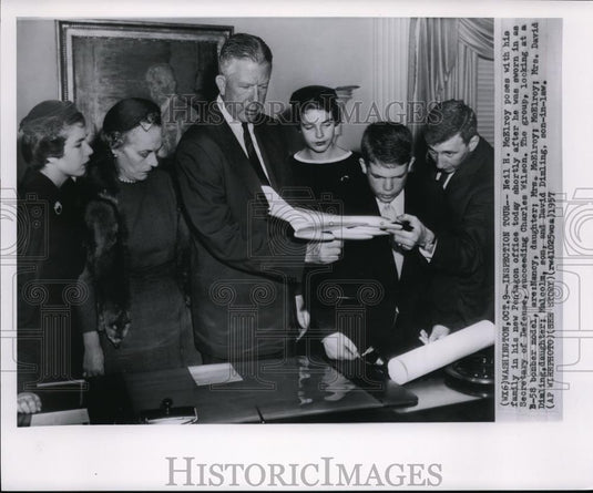1957 Wire Photo Mr. and Mrs. Neil McElroy in his new Pentagon office - cvw05588 - Historic Images
