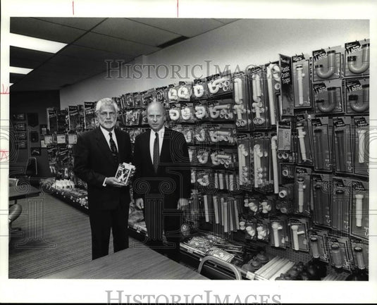 1990 Press Photo Melvin & Arnold Waxman in display room at Waxman Industries Inc - Historic Images