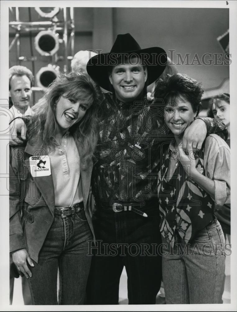 1991 Press Photo Garth Brooks Kristy McNichol and Park Overall on Empty Nest - Historic Images