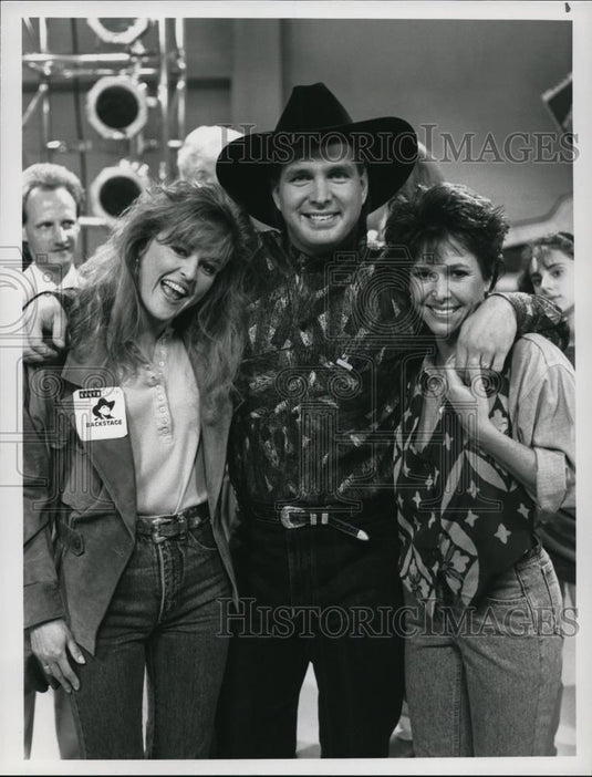 1991 Press Photo Garth Brooks Kristy McNichol and Park Overall on Empty Nest - Historic Images