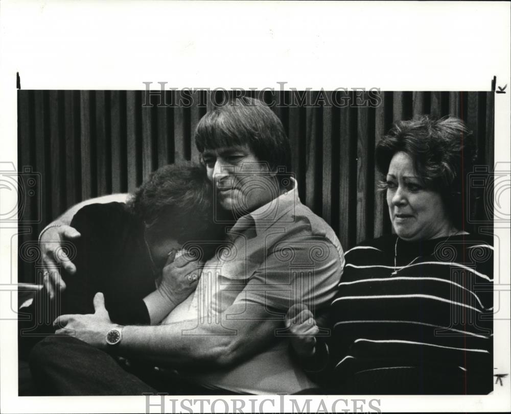 1984 Wire Photo Gerald Harrison hugs his wife Shirley, as a family friend Sandy - Historic Images