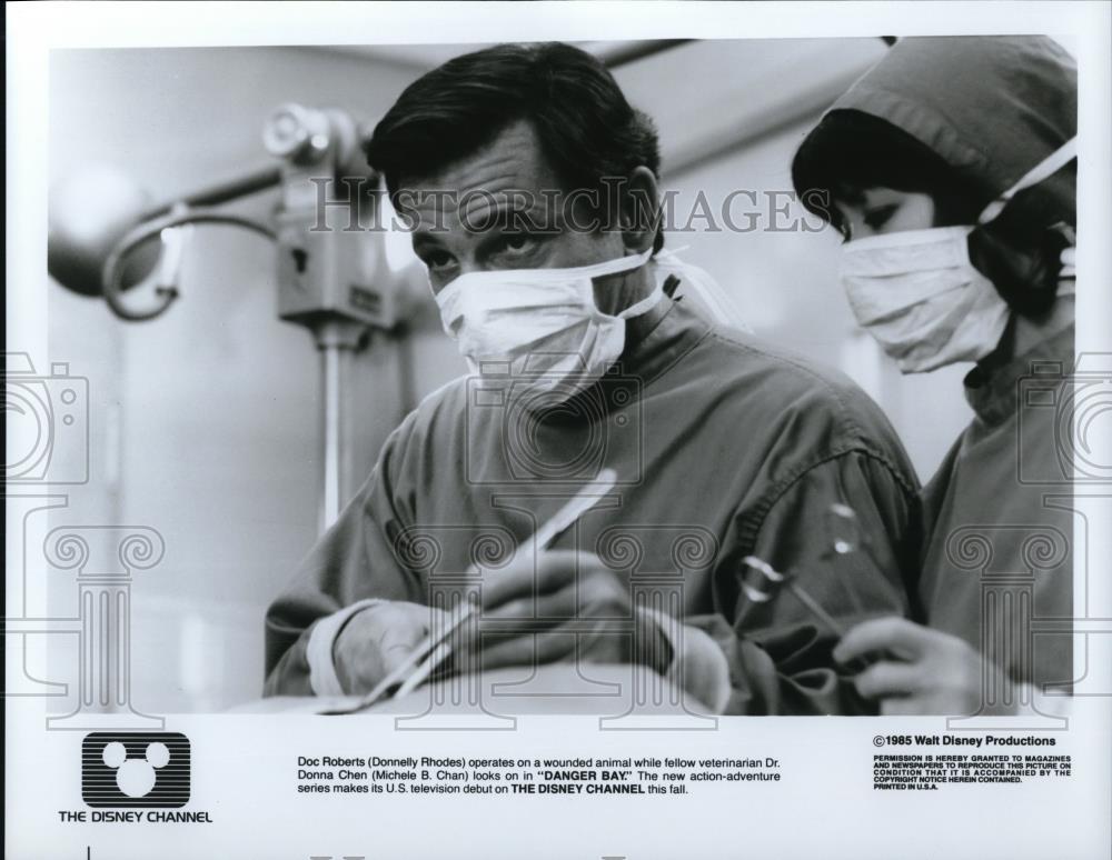 1986 Press Photo Donnelly Rhodes, Michele B. Chan in Danger Bay - cvp40490 - Historic Images