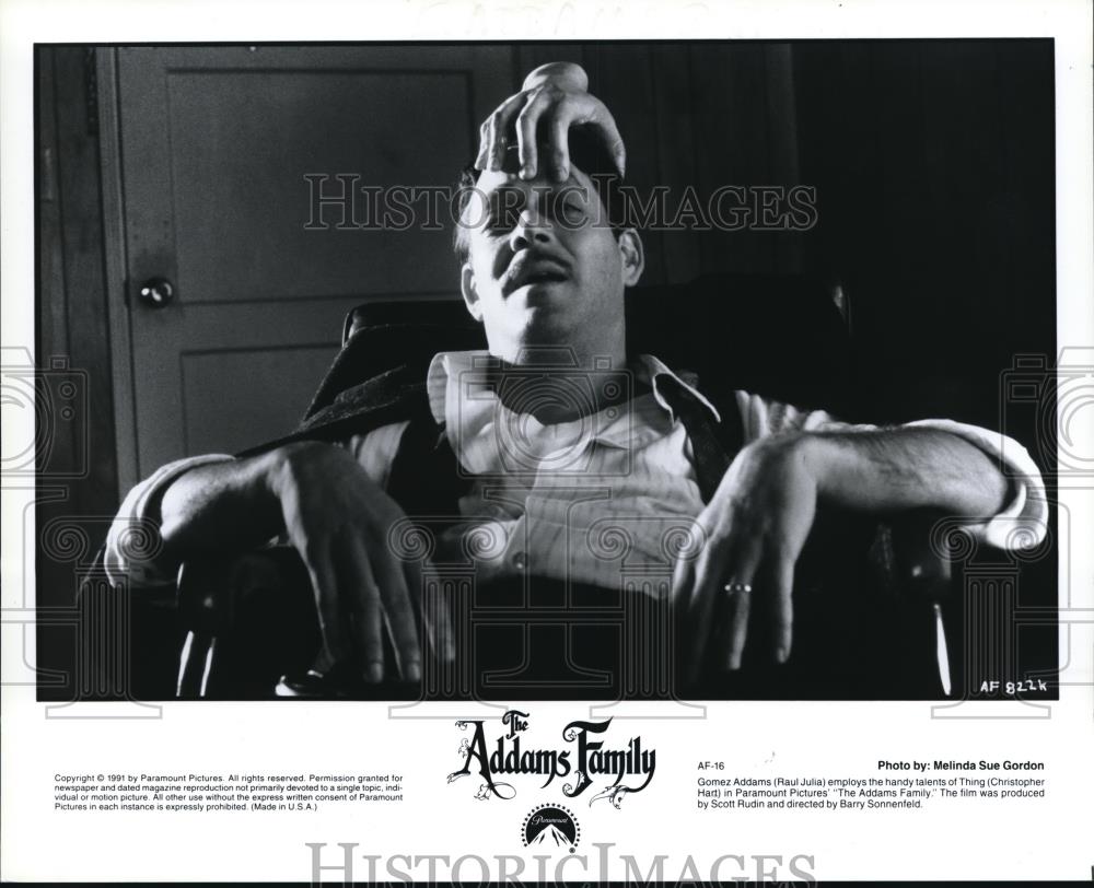 1991 Press Photo Raul Julia in The Addams Family - cvp33960 - Historic Images