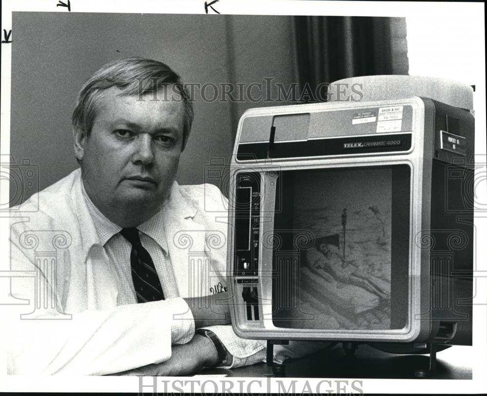 1985 Press Photo St. Vincents Medical Center Dept of Medicine Dr William Steffee - Historic Images