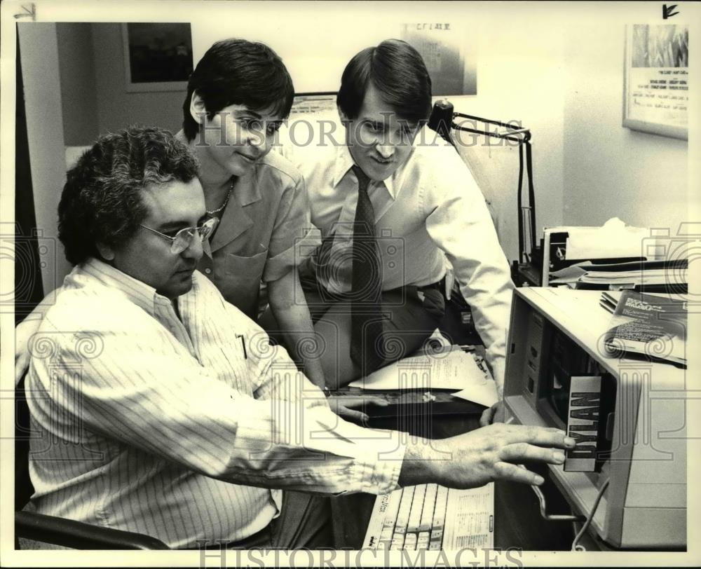 1986 Press Photo Michael Pincus look over Bob Dylan tape in computer. - Historic Images