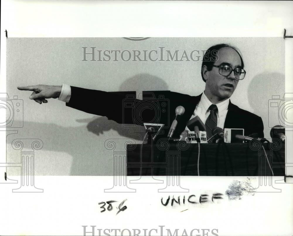 1989 Press Photo Dr Henry Zeigler, Executive Director Metrohealth Clement Center - Historic Images