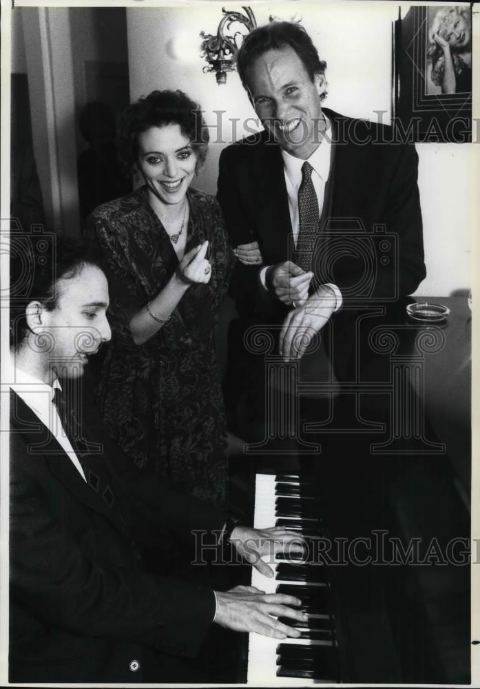 1990 Press Photo Tommy Krasker Plays Piano As David Carroll &amp; Judy Blazer Sing - Historic Images