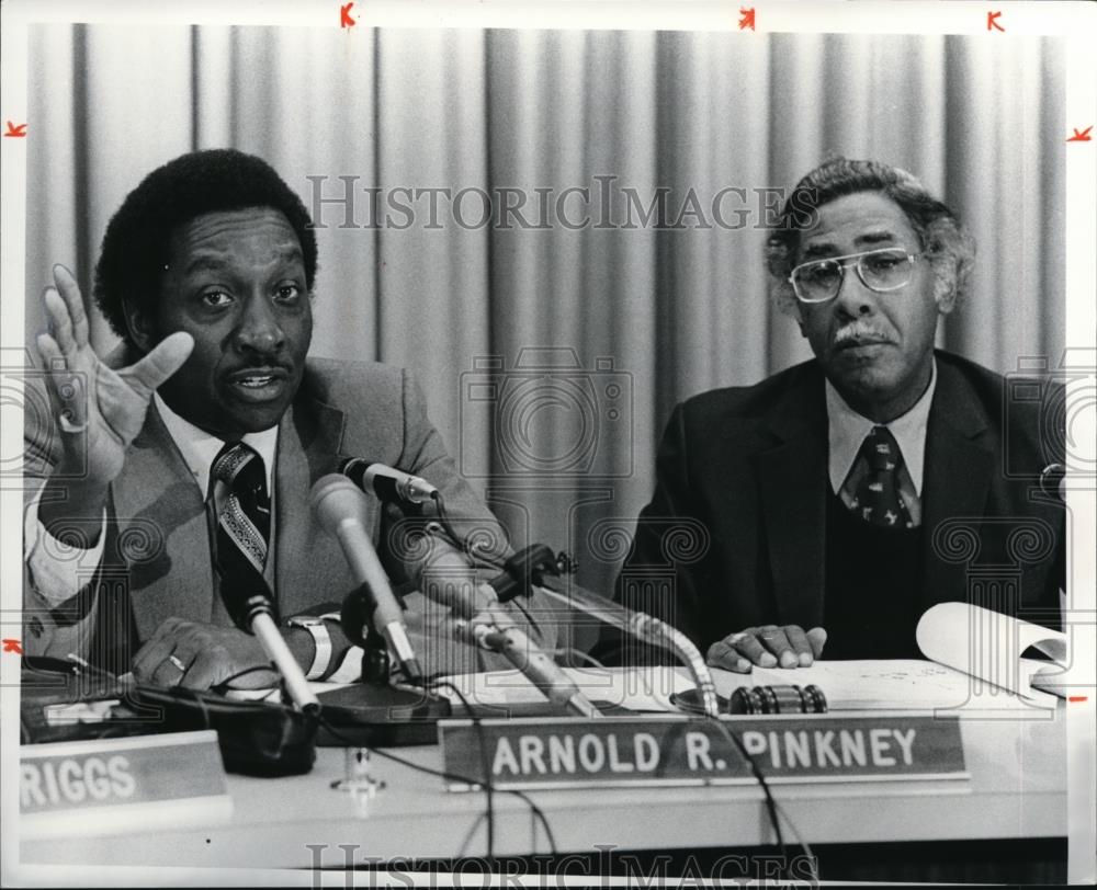 1977 Press Photo Arnold Pinkney &amp; James Tanner at press conference - cva43914 - Historic Images
