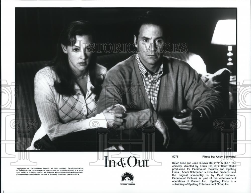 1997 Press Photo Kevin Kline, Joan Cusack in In &amp; Out - cvp40537 - Historic Images