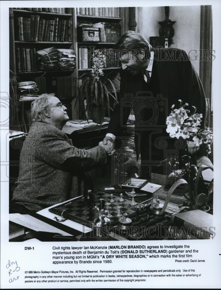 1990 Press Photo Marlon Brando, Donald Sutherland in A Dry White Season - Historic Images