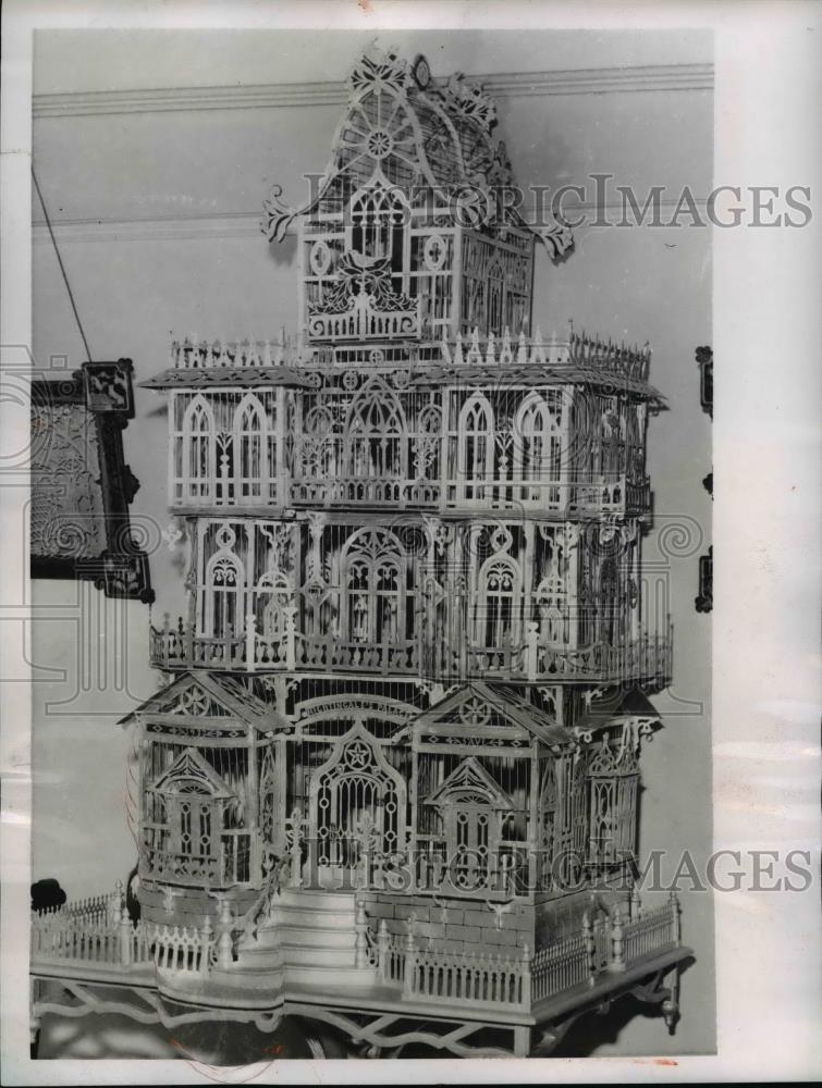 1955 Press Photo Caesar Lanteri bird house built 8 feet tall in NYC - Historic Images