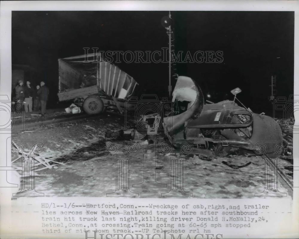 1956 Press Photo train and tractor trailer collision in Hartford Connecticut - Historic Images