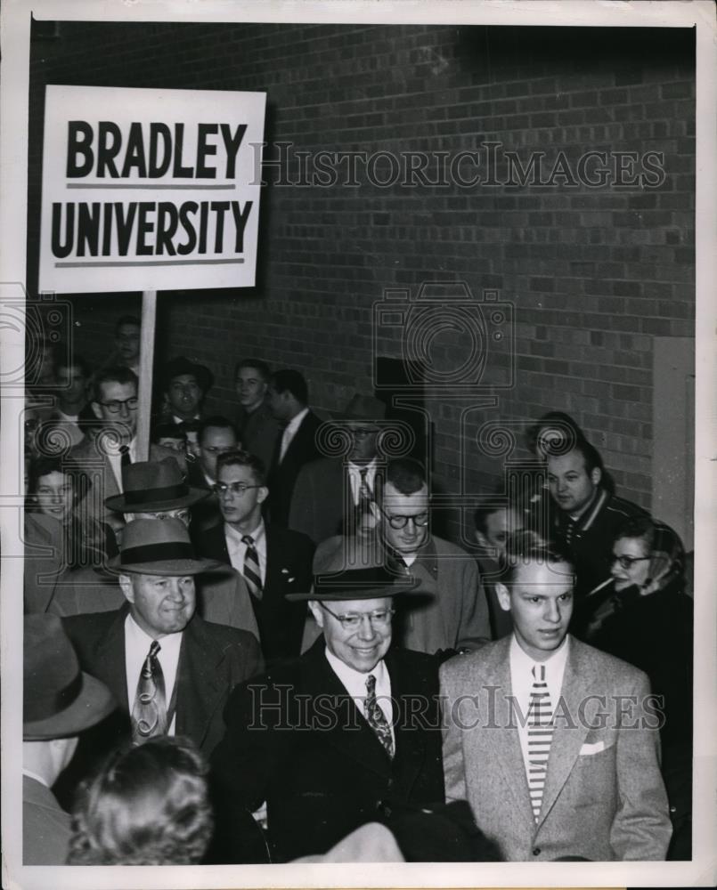 1952 Press Photo Ohio Senator Robert B. Taft Visiting Bradley University - Historic Images