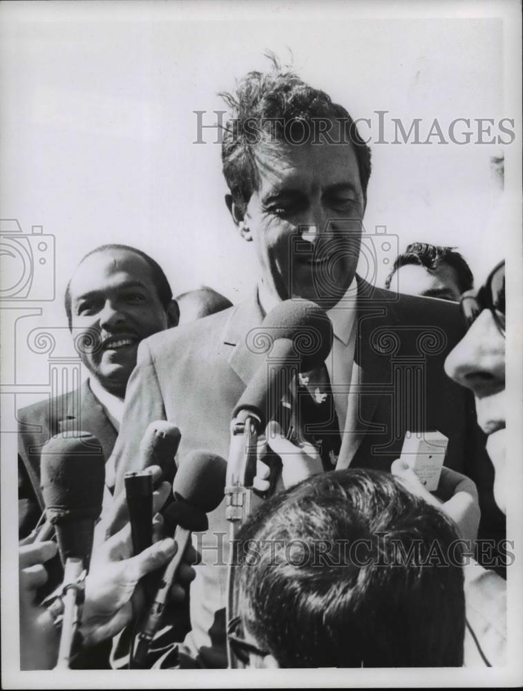 1968 Press Photo Senator Edmund Muskie from Maine interviewed by reporters. - Historic Images