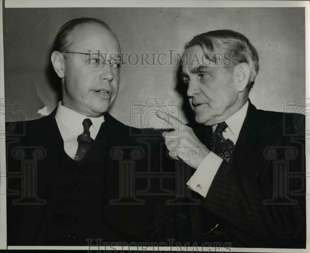 1941 Press Photo Senators Taft and Capper in a huddle before Senate speeches. - Historic Images