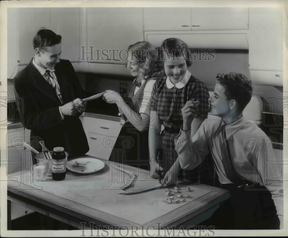 1955 Press Photo Teenagers Enjoy Summer, Eating Candy In Kitchen With. - Historic Images