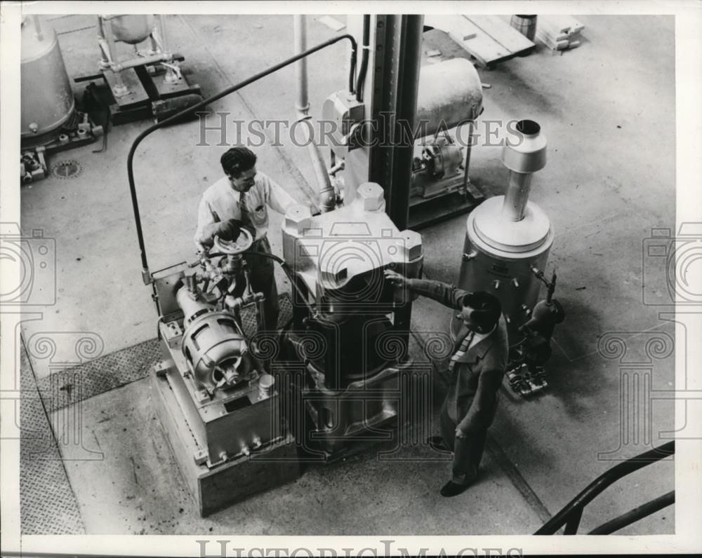 1941 Press Photo Cornstalk Fiber Pressed into Wallboard by Hydraulic Press - Historic Images