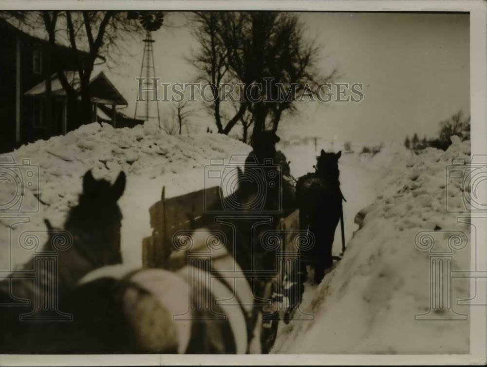 1936 Press Photo Winslow, Illinois Food And Fuel enroute to Snowbound - Historic Images