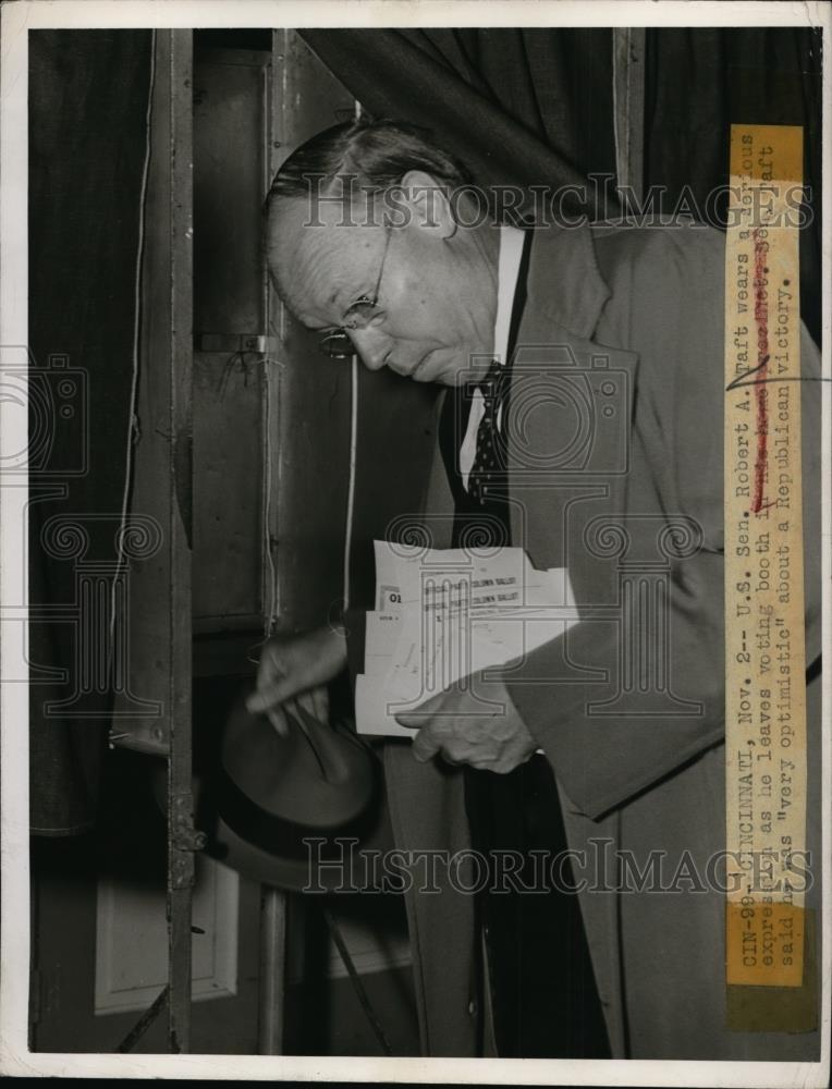 1948 Press Photo Cincinnati-Senator Robert A Taft at Voting Booth in Cincinnati - Historic Images