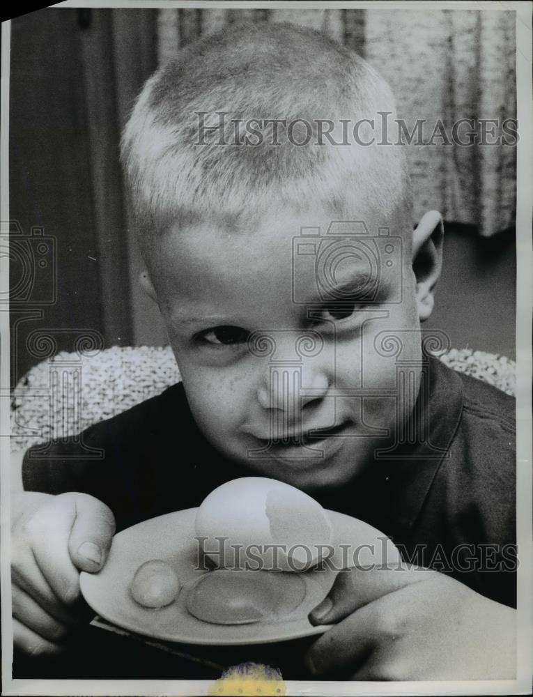 1961 Press Photo Minneapolis-Jimmy Lundquist holds up egg that yielded another. - Historic Images