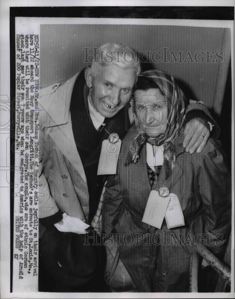 1955 Press Photo Mr.and Mrs.Ternak of Hungary aboard the Navy Transport Langfitt - Historic Images