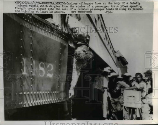 1959 Press Photo Xomeltla Mexico-Curious villagers look at body of fatality. - Historic Images