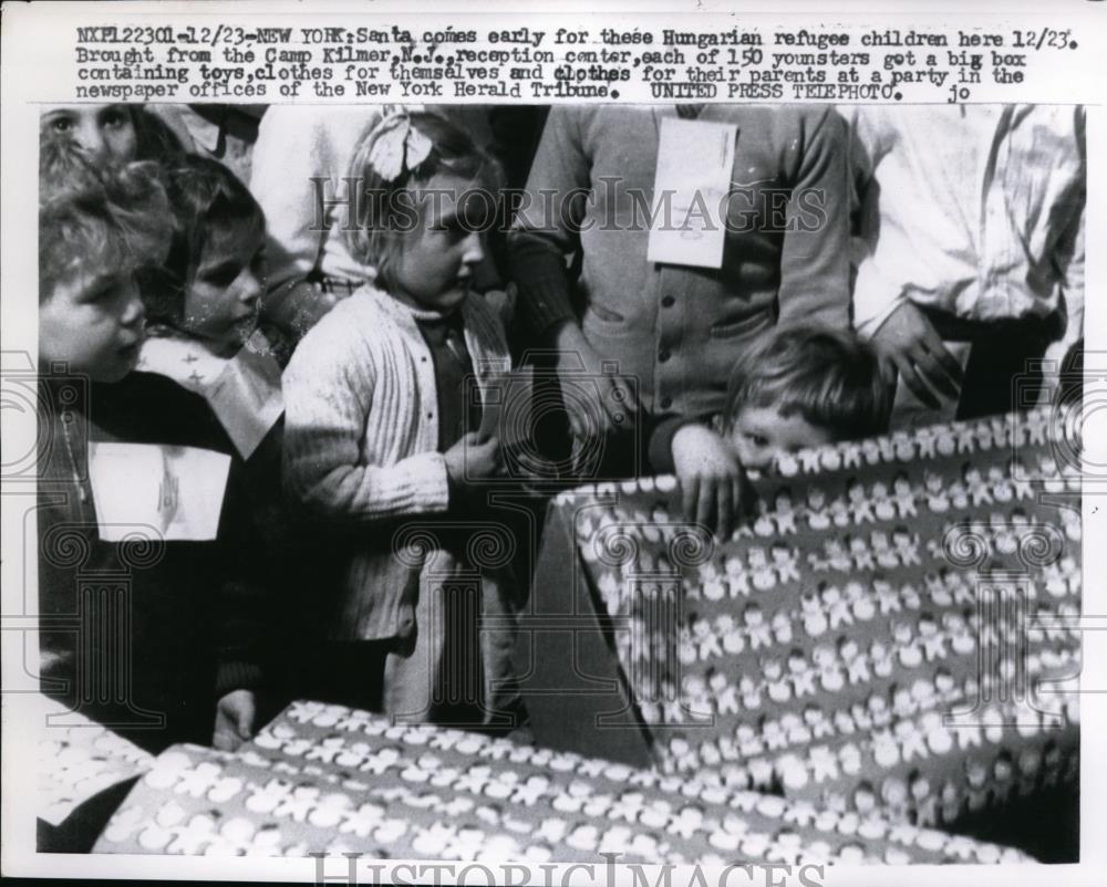 1956 Press Photo New York Santa came early for the Hungarian Refugee children. - Historic Images