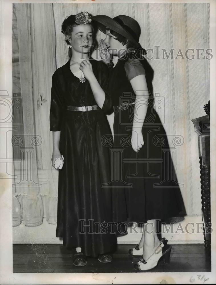 1956 Press Photo Polly Keart ans Suellen From dress in Adult dress. - Historic Images