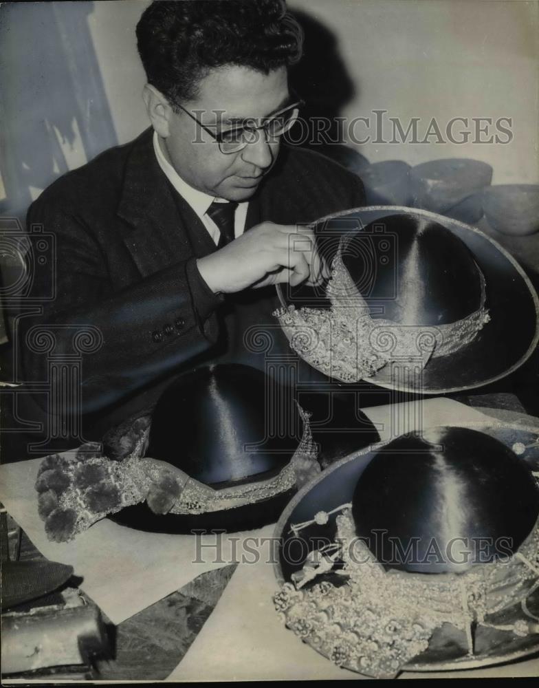 1965 Press Photo Manilo Silverstrini Putting The Finishing Touches On Hats - Historic Images