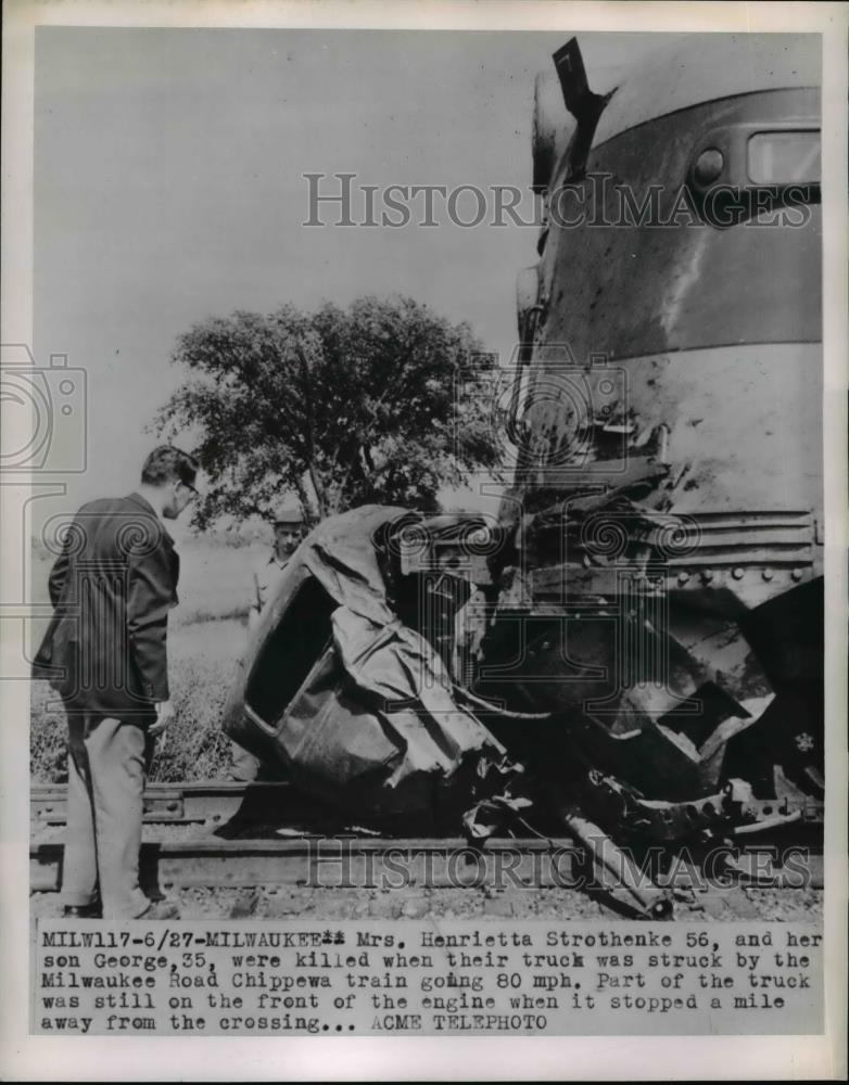 1951 Press Photo Truck hit by a Milwaukee Road Chippera Train going 80 mph. - Historic Images