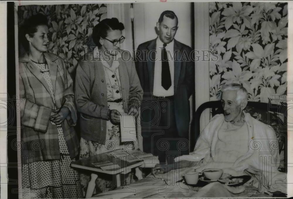 1954 Press Photo Wright Fisher Age 88 &amp; Bedridden Still Voting - Historic Images