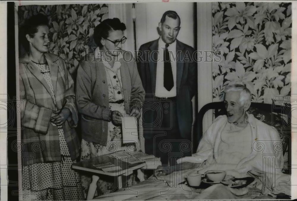 1954 Press Photo Wright Fisher Age 88 & Bedridden Still Voting - Historic Images