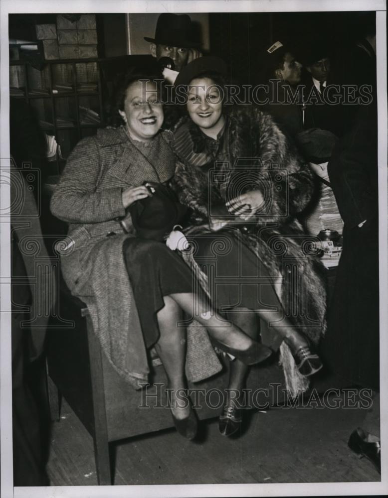 1935 Press Photo Barbara Parkman and Marion Helfanbein after their escape. - Historic Images