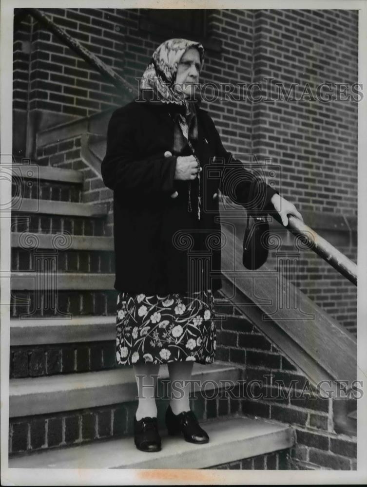 1955 Press Photo Mrs Linnie Sekete of Cleveland Ohio - Historic Images