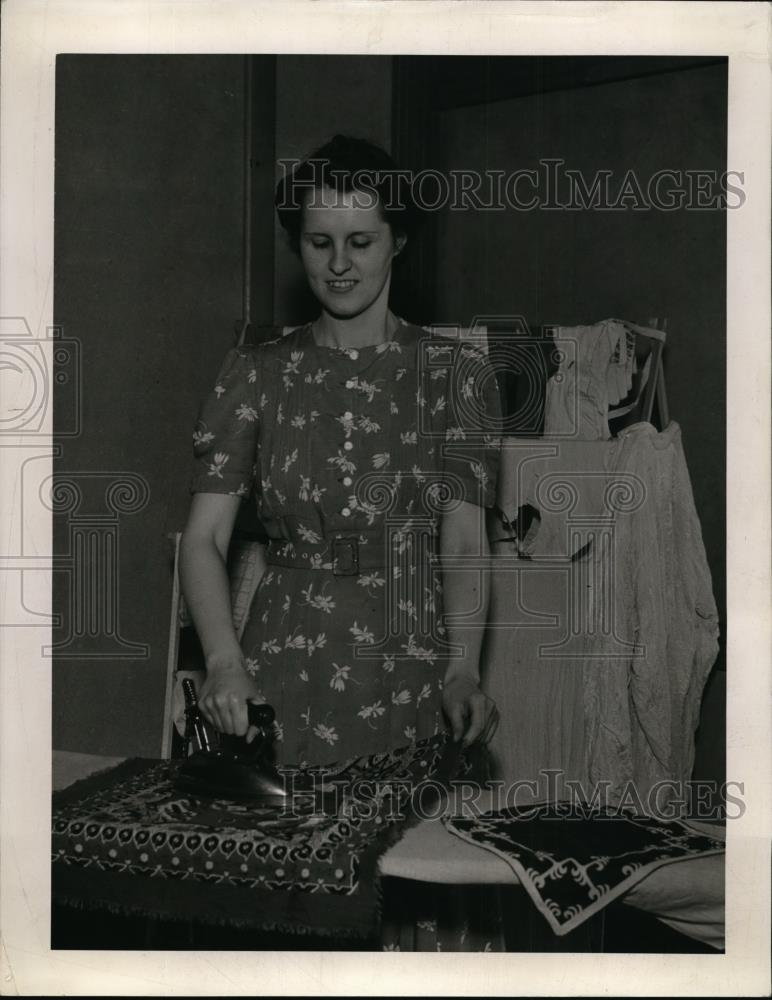 1942 Press Photo Mary Louise Brown at Ravenna Dorms - Historic Images