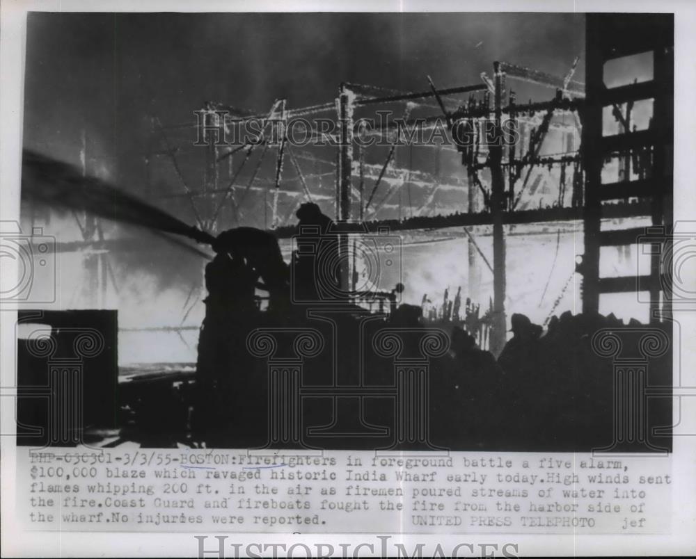 1955 Press Photo Firefighters in foreground battle in historic India Wharf. - Historic Images