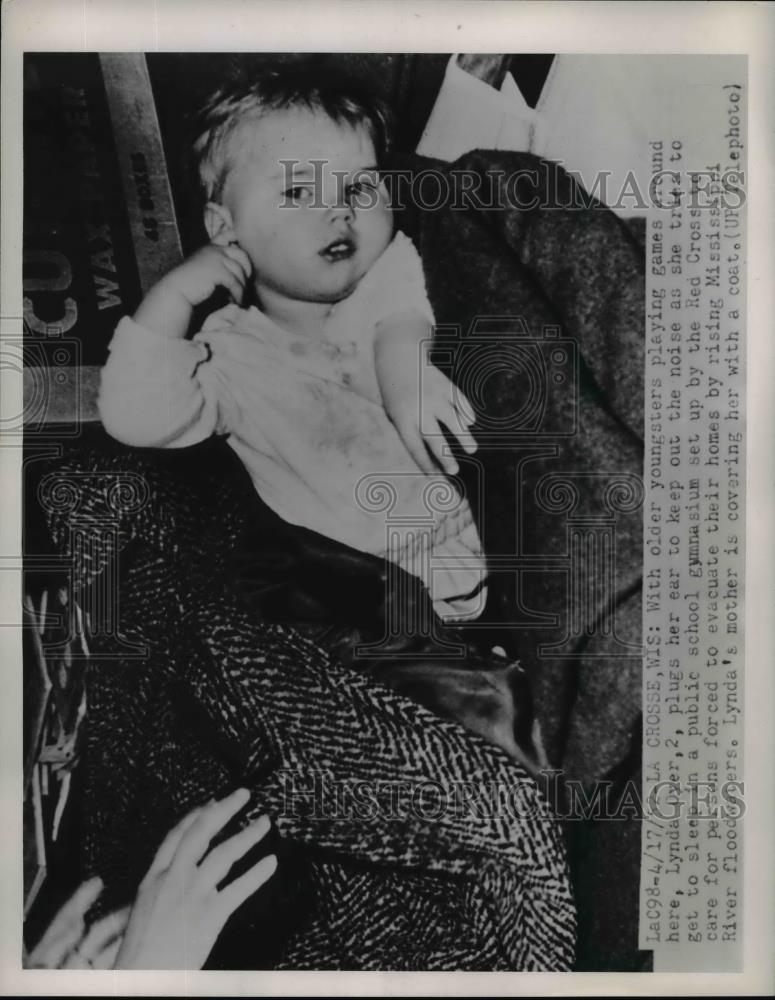 1952 Press Photo Lynda Dyer Age 2 at Red Cross Shelter Due to Floods La Crosse - Historic Images