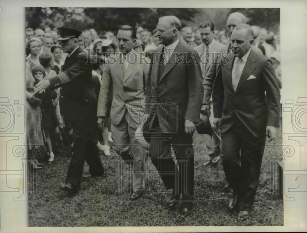 1932 Press Photo President Hoover Secret Service Men and Visitors at White House - Historic Images