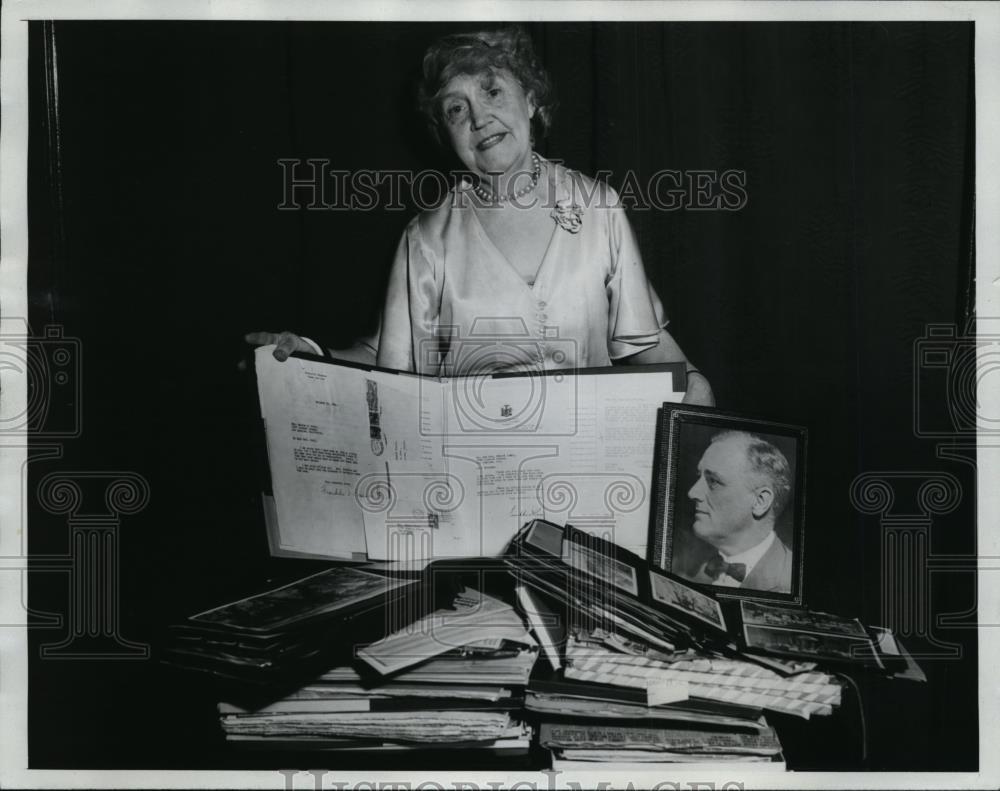 1934 Press Photo Mrs. Hattie M. Prull with Collection President Roosevelt - Historic Images