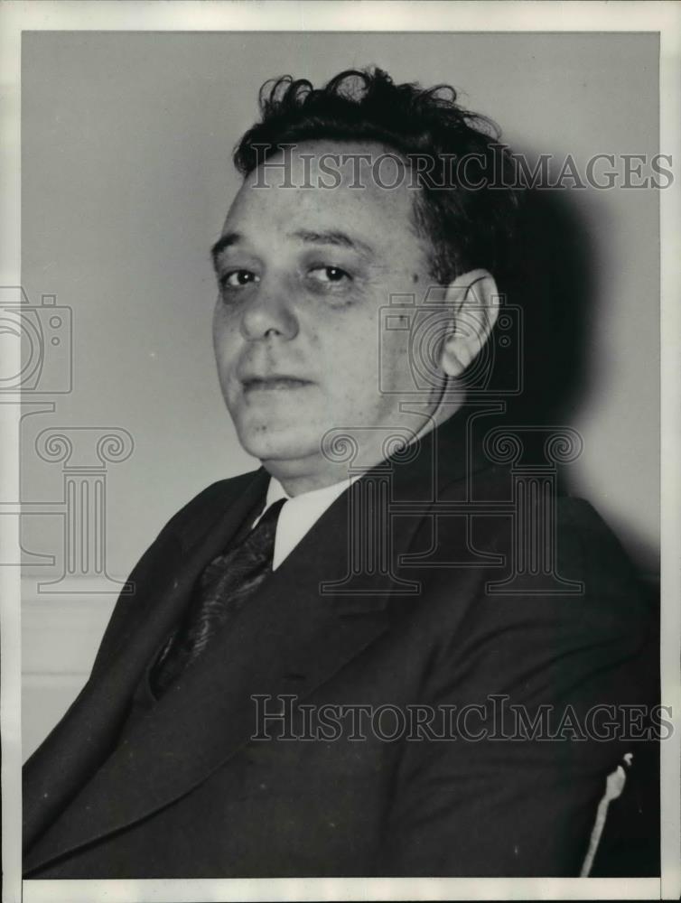 1935 Press Photo Joseph Silverman Jr of NY surplus Army supplies dealer - Historic Images