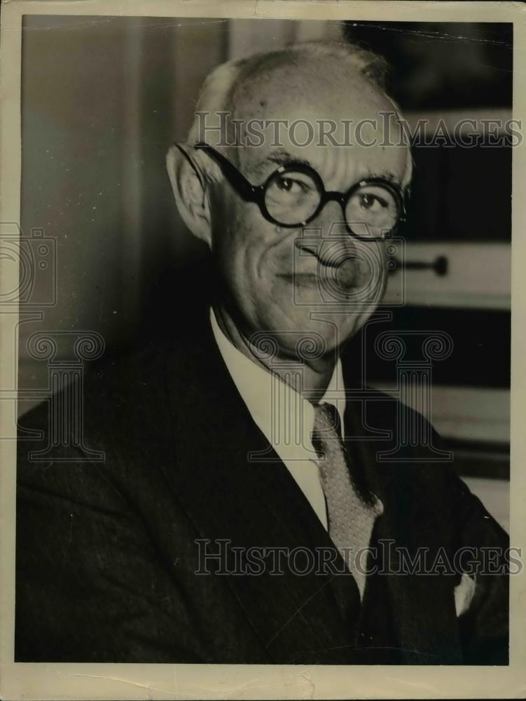 1938 Press Photo Mr Harry A Peters at a business office - Historic Images