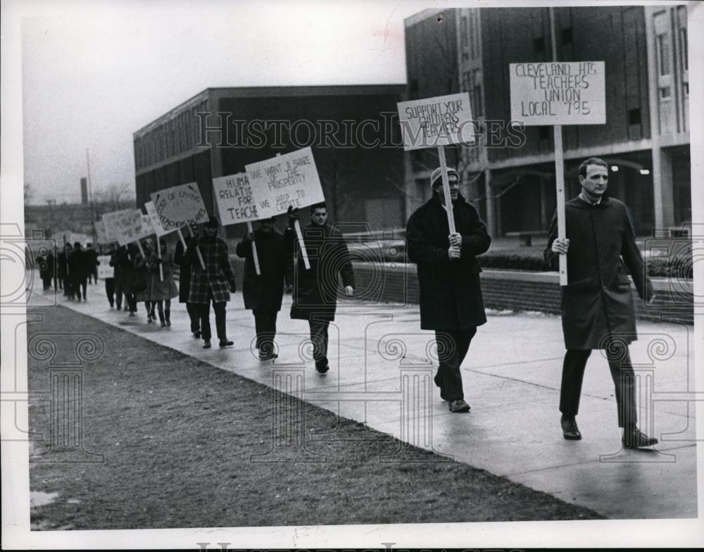 1967 Press Photo Teacher Pickets at Cleveland Heights High School - Historic Images