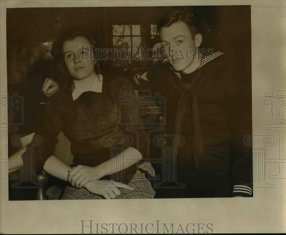 1944 Press Photo Joan Kiger and brother Seaman John Kiger. - Historic Images