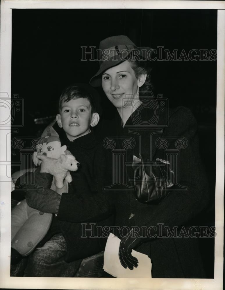 1943 Press Photo Mrs. Lillian Pate, and son Dorrrill Jersey City, NJ - Historic Images