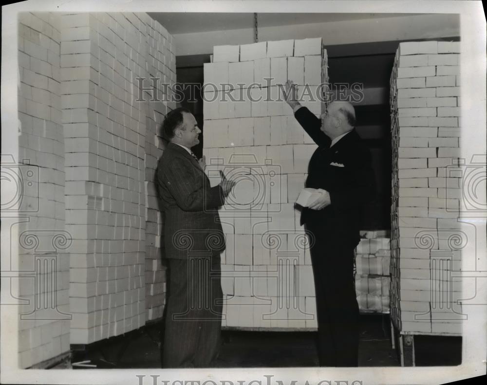1941 Press Photo Claude R Wickard and A. E. Giegengack with 3 million ballots - Historic Images
